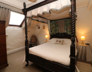 four-poster bed white linen
