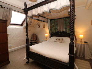 four-poster bed white linen